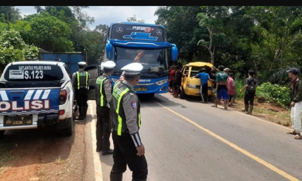 NAAS! Angkot Terjun Bebas Ke Jurang, 8 Orang Terluka Berat