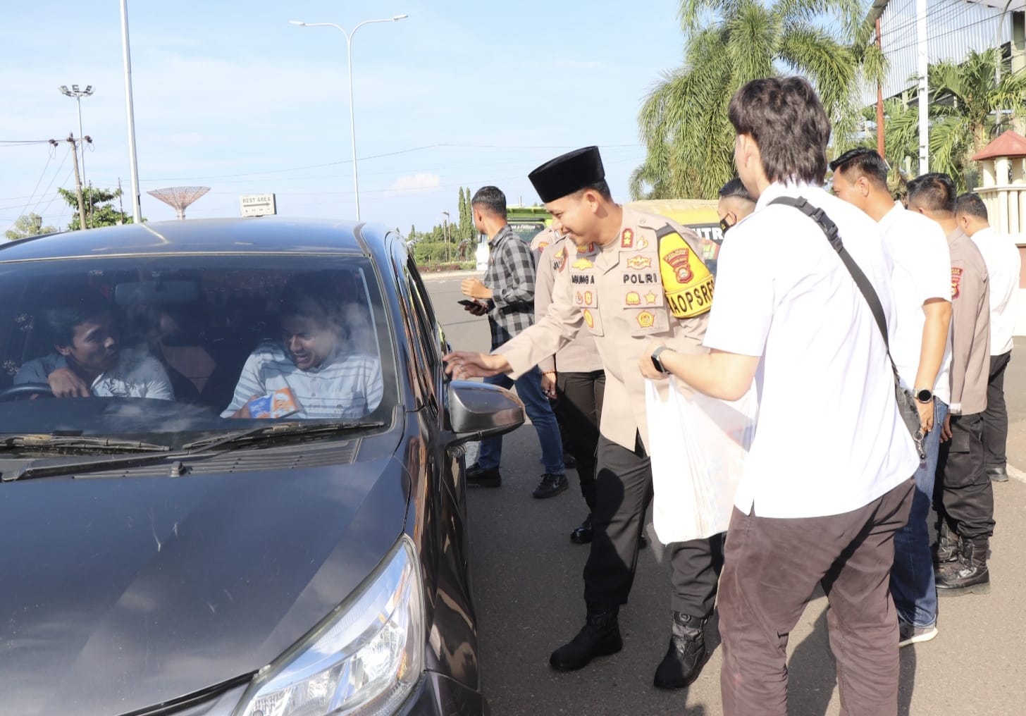 Berbagi Takjil Sambil Himbau Pengendara Taat Berlalulintas di Bulan Ramadhan
