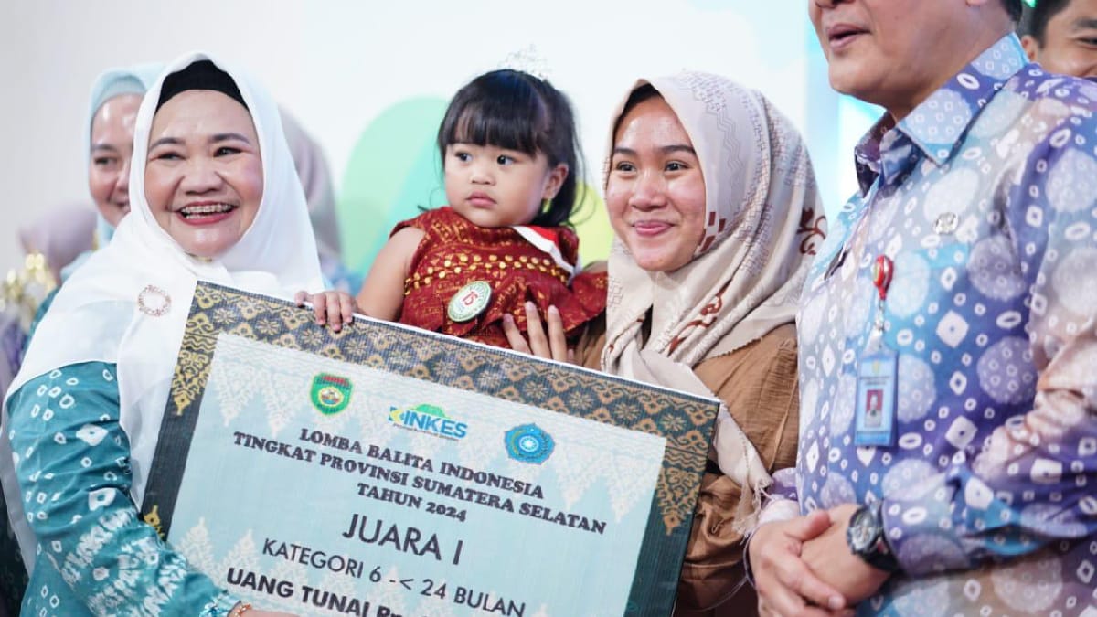Melza Elen Setiadi Berikan Penghargaan Anugerah kepada Pemenang Lomba Balita Indonesia Provinsi Sumsel 