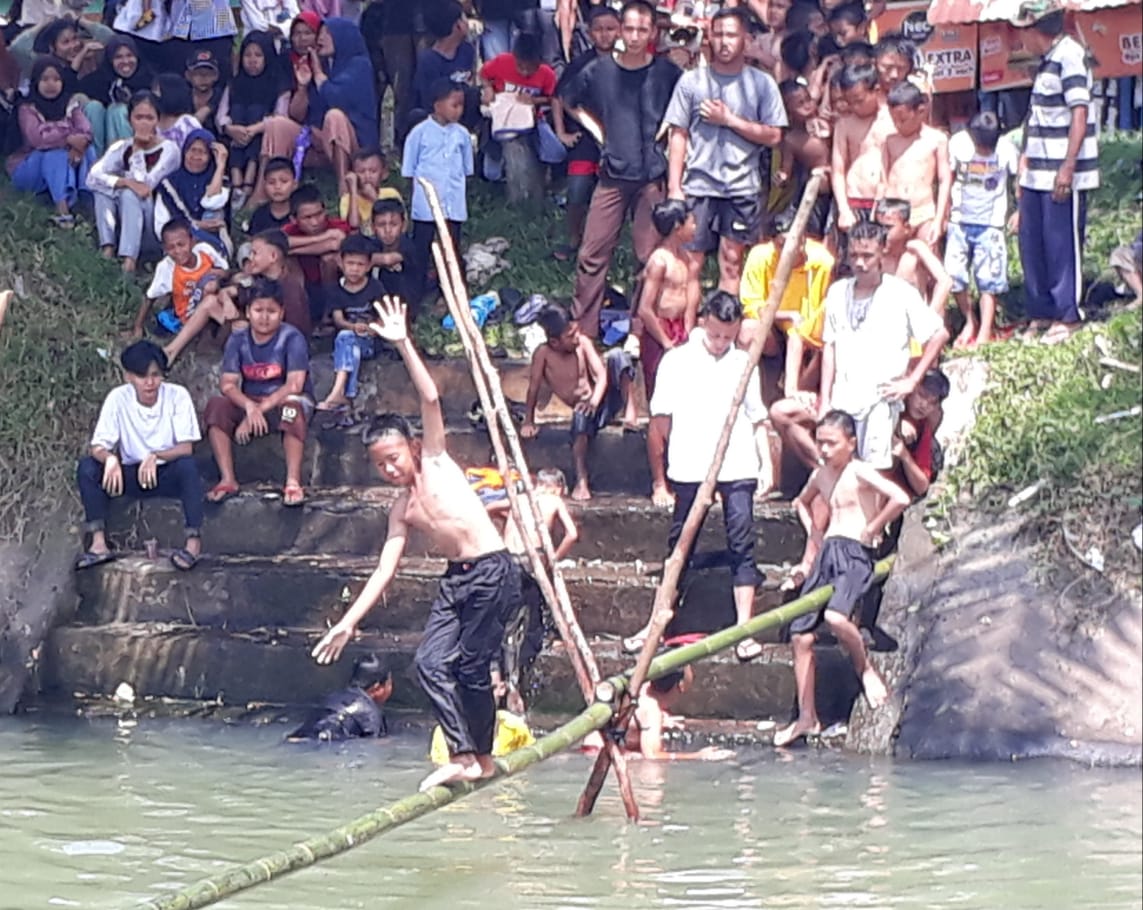 Serunya Lomba Titian Bambu di Siring Agung