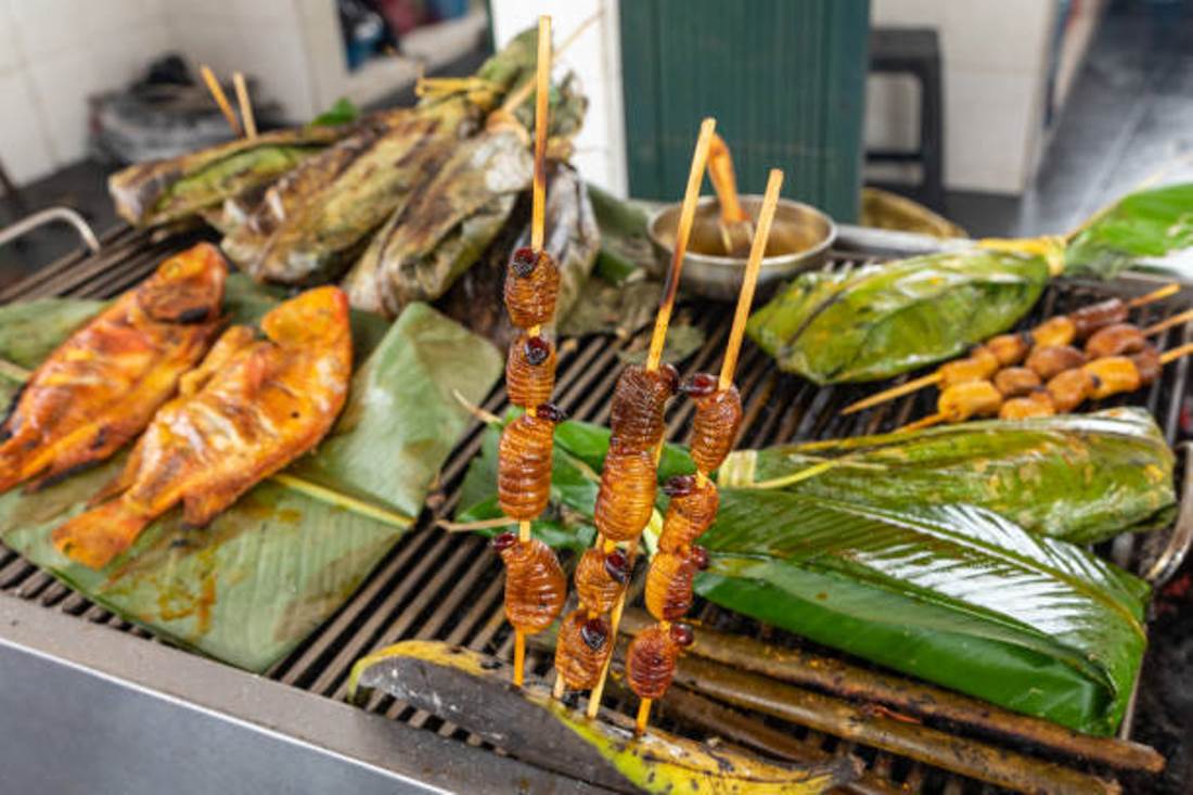 EKSTREM! Inilah Kuliner Ulat Sagu Papua yang Lezat