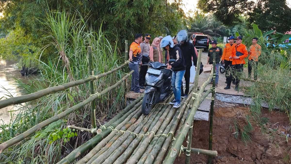 Darurat! Jembatan Muara Kumbang Ogan Ilir Roboh, Begini Cara Warga Kandis Tetap Bisa Menyeberang