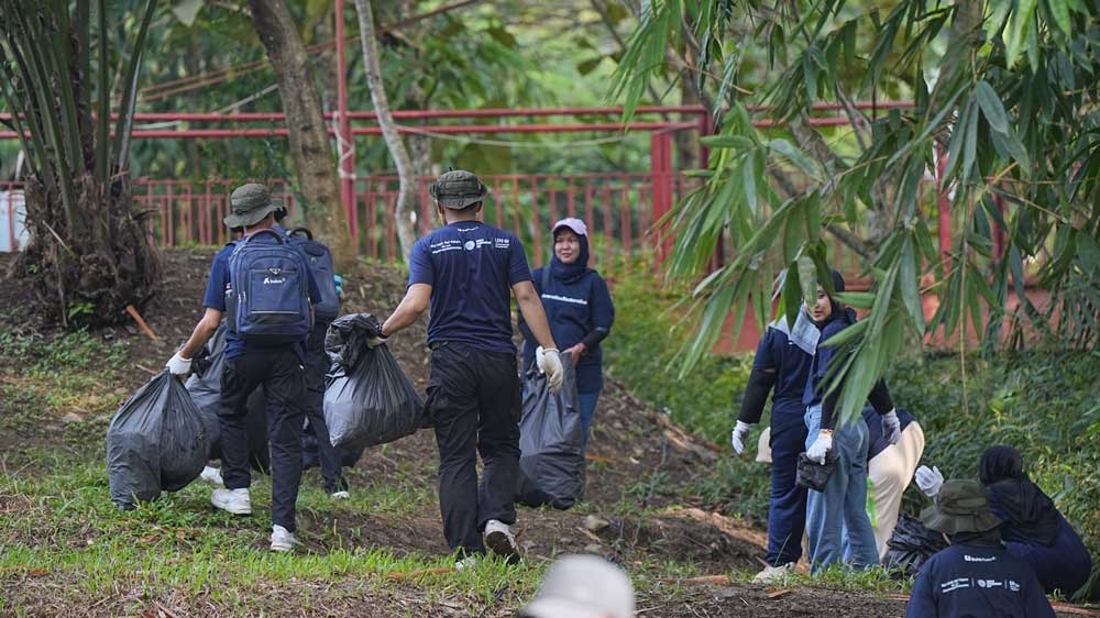 Jaga Lingkungan, PT Bukit Asam Ajak Masyarakat Bersih-bersih Sungai Enim