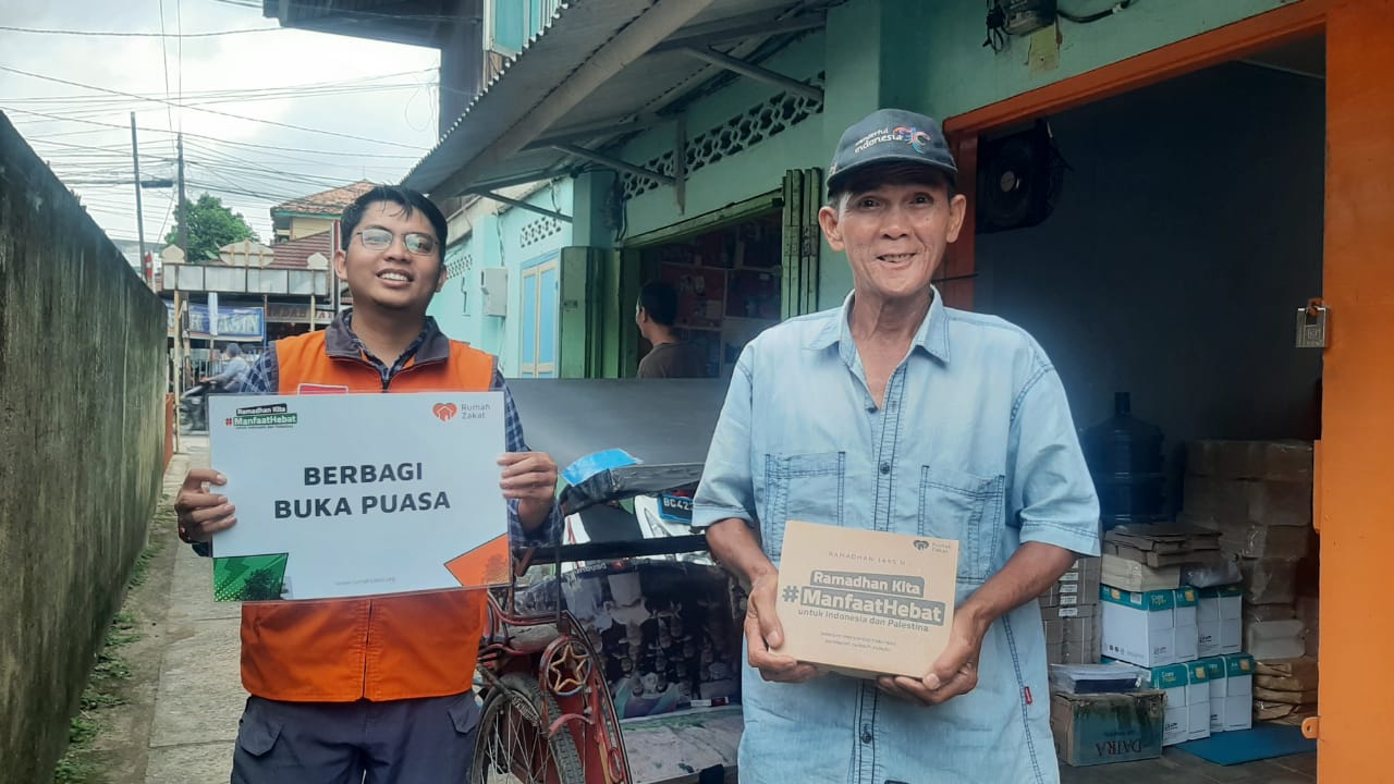 Berkah Ramadan! Rumah Zakat Bagikan Paket Ini untuk Pak Yanto, Tukang Becak di Talang Semut