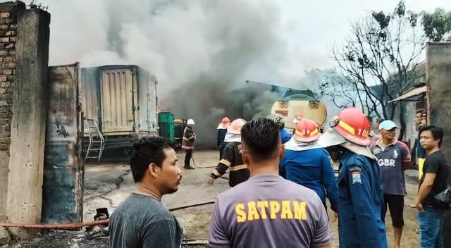 Klaim Tak Ada Hubungan dengan Gudang Minyak yang Terbakar, Pertamina: Ada yang 'Kencing', akan Ditindak