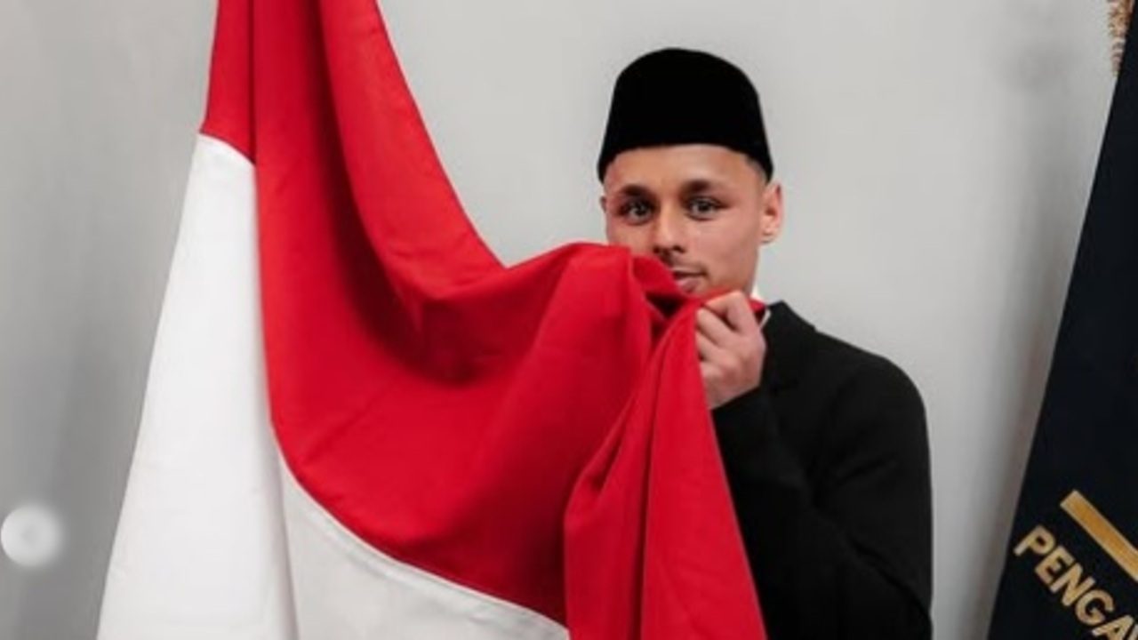 Resmi Jadi WNI, Dean James Cium Bendera Merah Putih dan Unggah Kata-kata Ini 