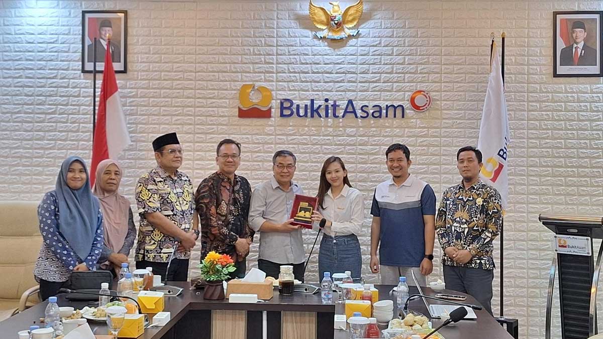 PTBA Raih Predikat Badan Publik Informatif 2025
