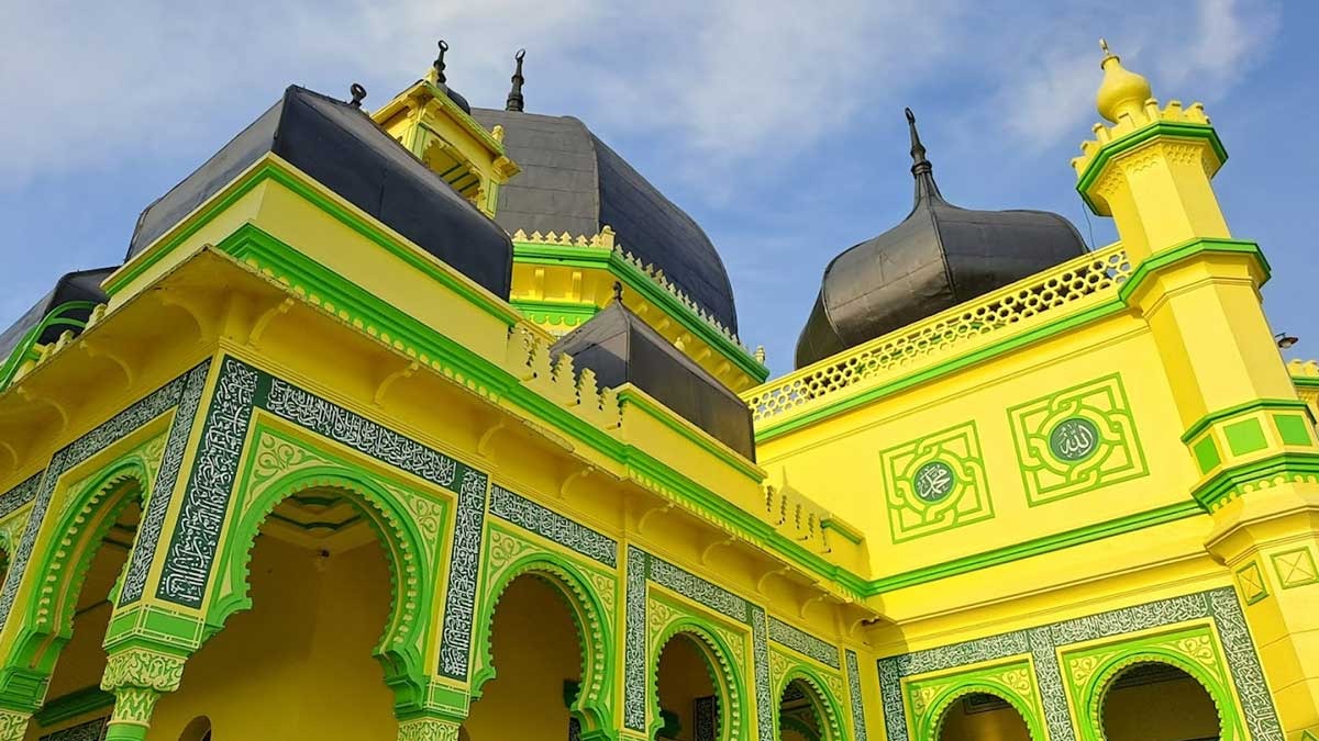 Masjid Berusia 134 Tahun Ini Didirikan Sultan Langkat, Dihiasi Menara Menjulang Tinggi dan Marmer Indah