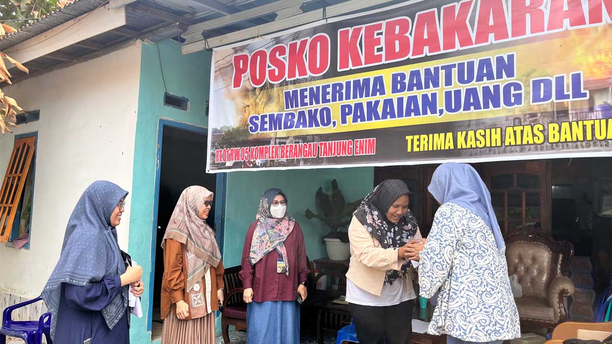 Srikandi Bukit Asam Salurkan Bantuan untuk Korban Kebakaran di Sekitar Berangau Park