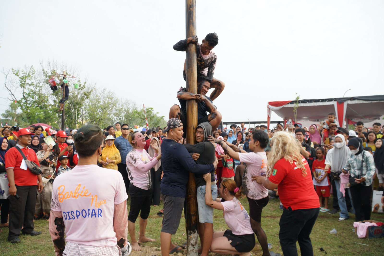 Antuasias Masyarakat Saksikan Lomba Panjat Pinang di Muba, Bertabur Hadiah hingga Disaksikan Pj Bupati