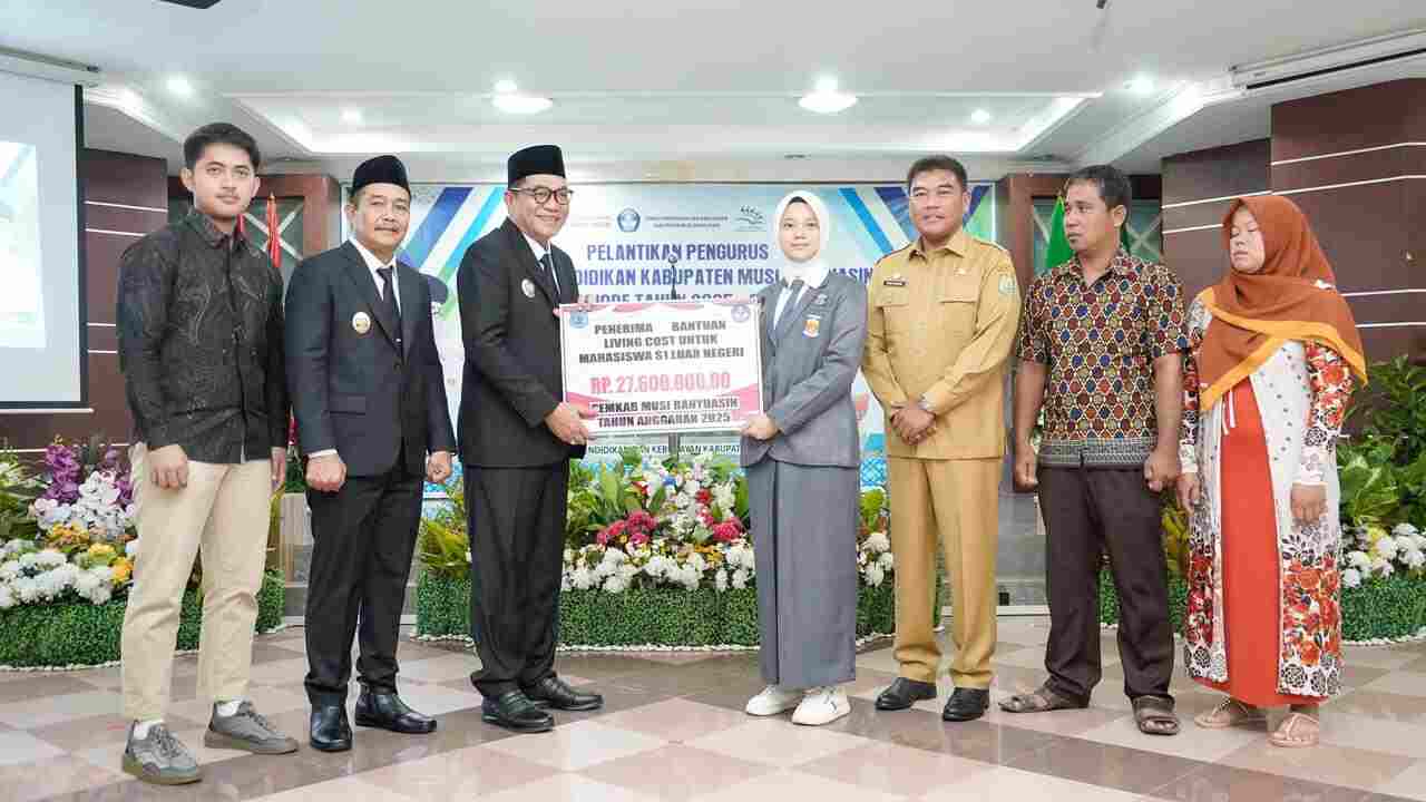 Prestasi Mahasiswa Asal Muba Ini Diapresiasi, Bupati HM Toha Beri Bantuan Living Cost Rp27,6 Juta