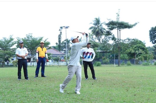 Pangdam II Swj dan Walikota Ridho Yahya Adu Kebolehan Main Golf di Friendly Tour Golf PHRZ 4