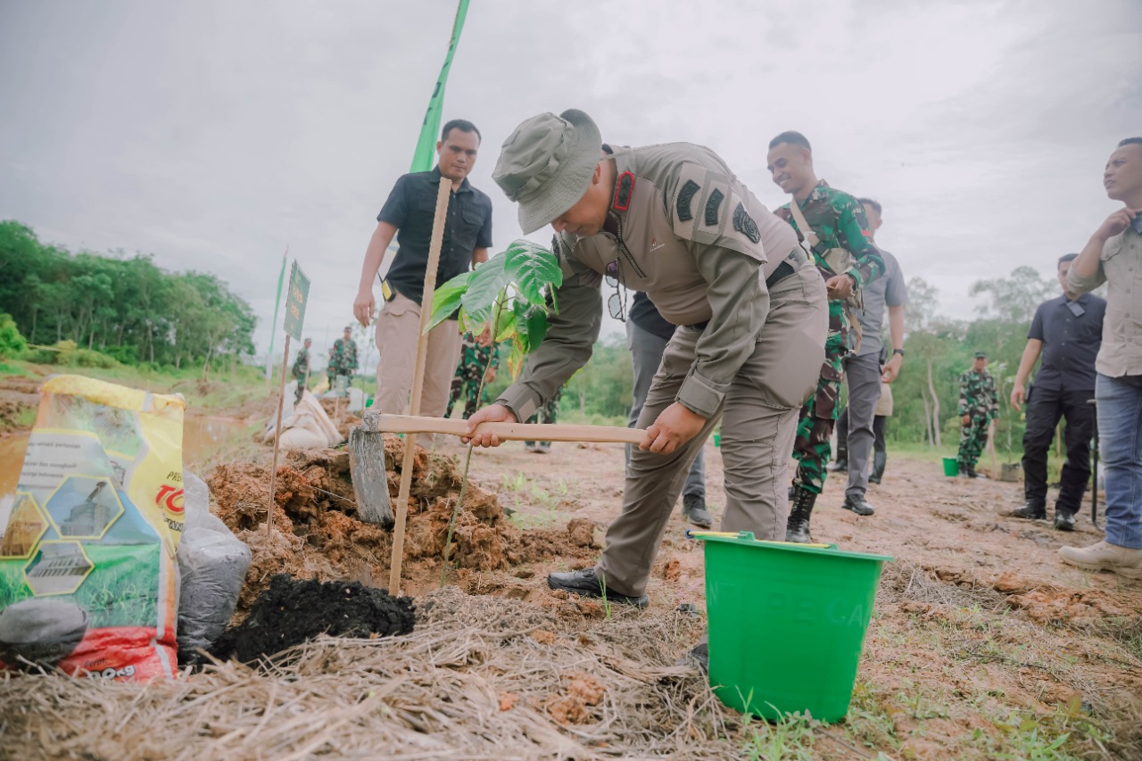 Ini Bentuk Sinergitas TNI Polri Dalam Kebersamaan, Tanam Pohon di Agrowisata Tekno