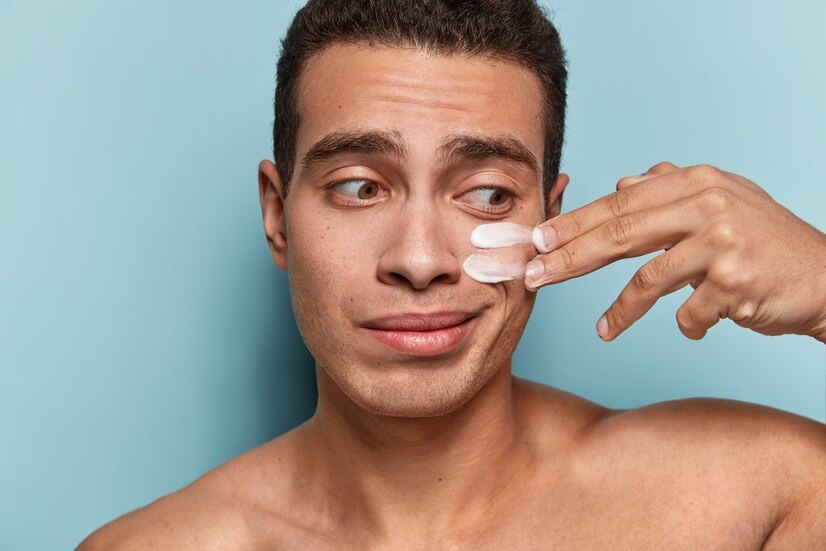 6 Sunscreen untuk Pria yang Suka Beraktivitas di Luar Ruangan, Ampuh Mencegah Kulit Gosong dan Anti Lengket