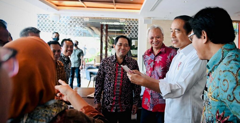 Jokowi Temui Teman Kuliah Semasa di UGM, Tepis Isu Ijazah Palsu