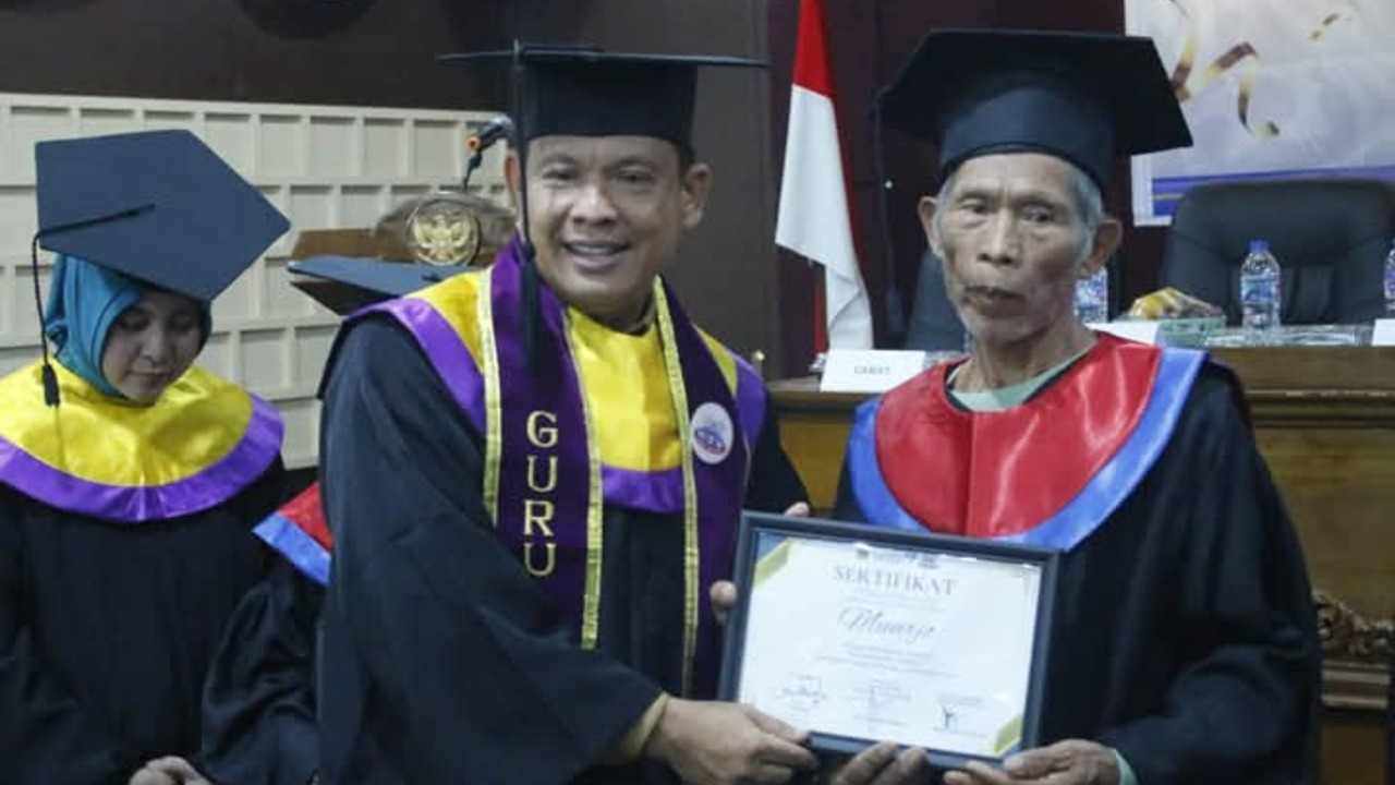 Wisuda Lansia di Empat Lawang, Ini Harapan Pj Bupati Fauzan Khoiri Denin