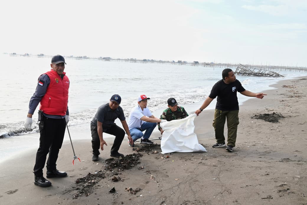 Aksi Bersih Pantai PGN di Banten, 1,1 Ton Sampah Terangkat dari Tanjung Pasir