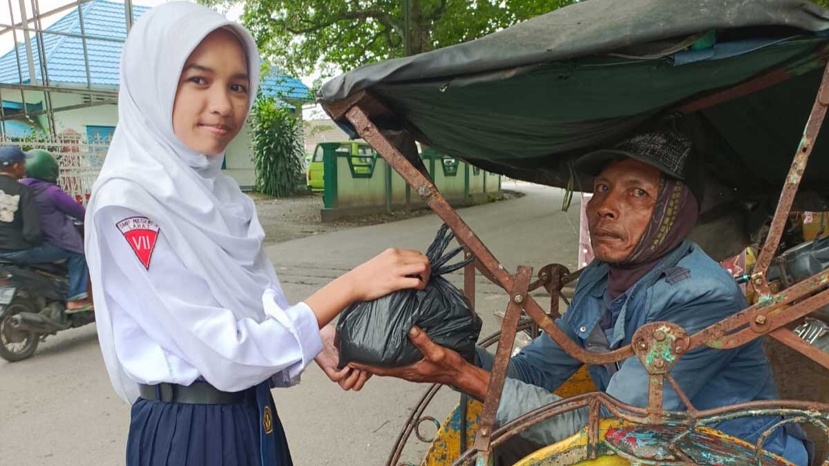 Masya Allah! Turun ke Jalan, Dewan Guru dan Siswa SMPN 3 Lahat Tebar Kebaikan