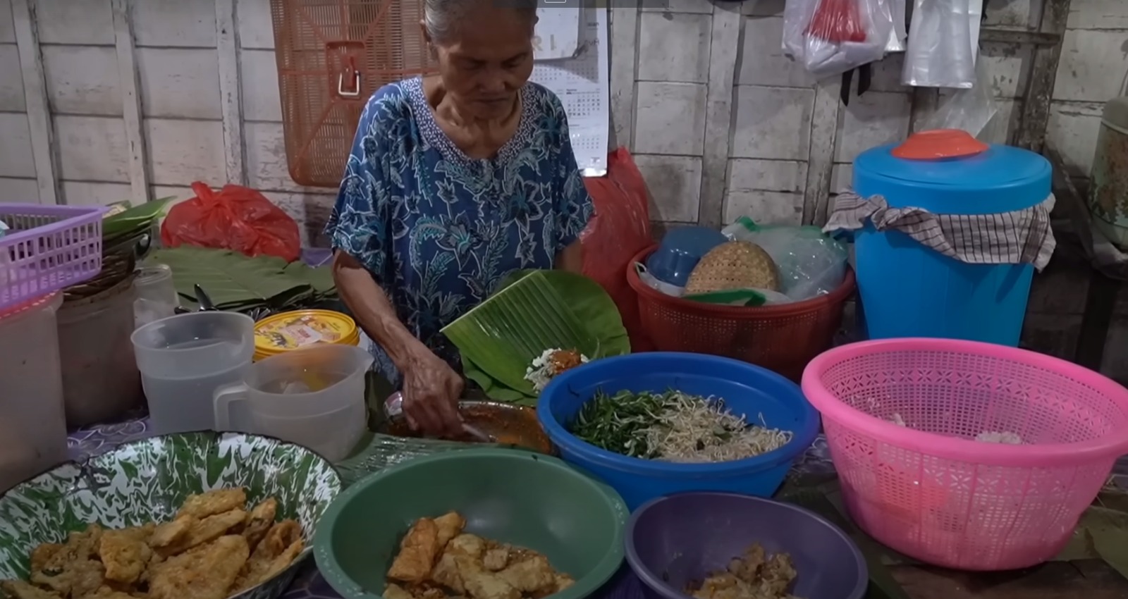 Sego Pecel Mbah Tin di Blora Hanya Rp4.000, Pembelinya Antre, Dua Jam Langsung Ludes! 