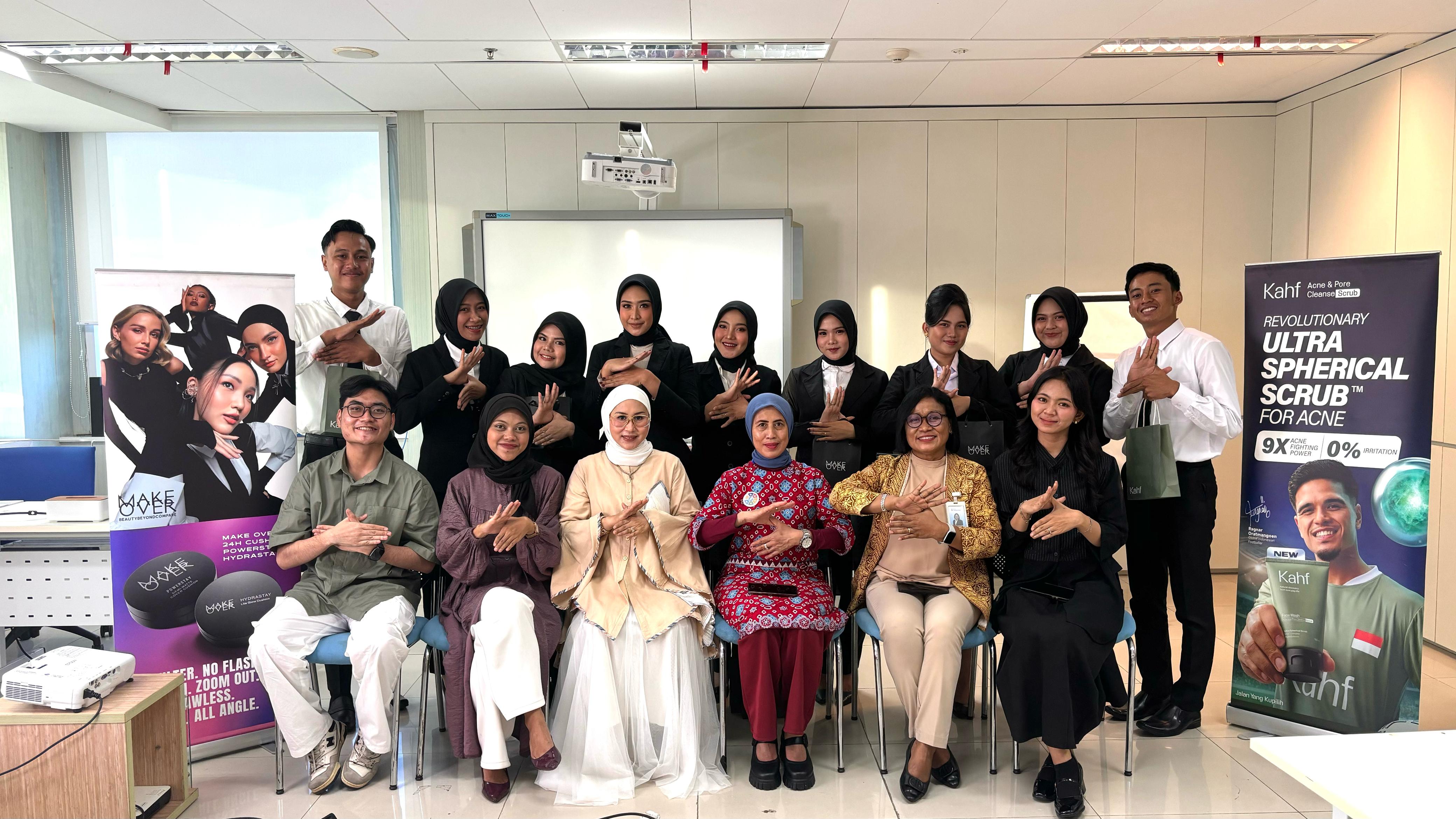 Frontliner Bank Sumsel Babel Dapatkan Tips Make Up dari Make Over di Beauty Class Spesial!