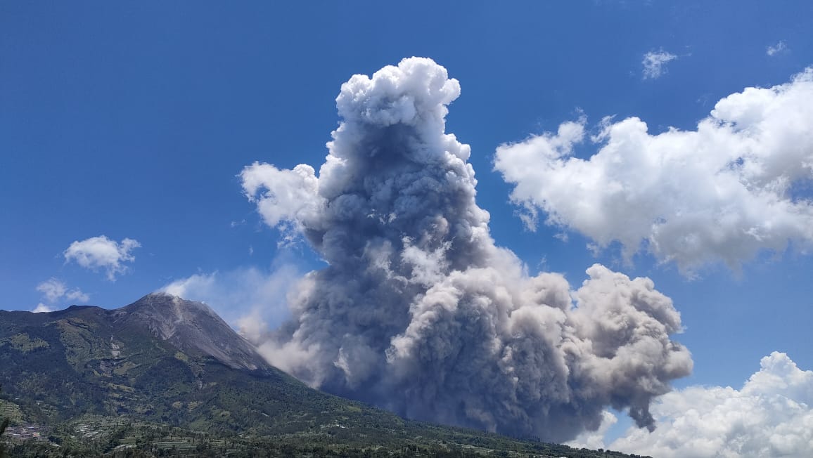 Gunung Merapi Erupsi, Area Bahaya 7 Km dari Puncak 