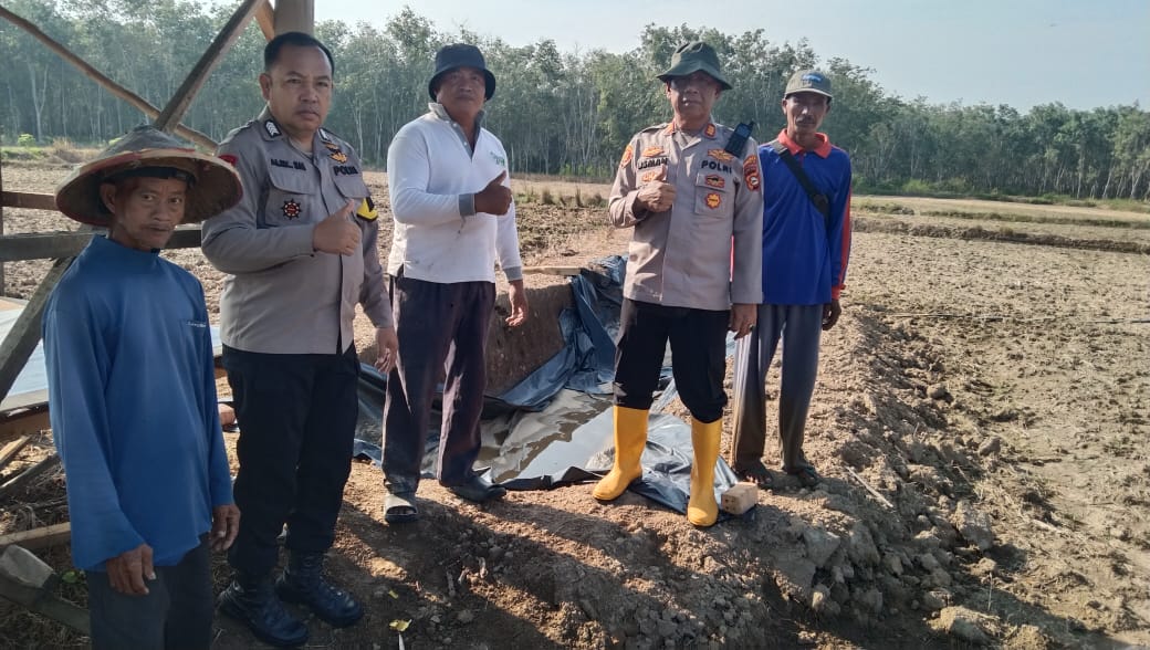 Dukung Program Ketahanan Pangan, Polsek Lempuing Dampingi Kelompok Tani Tanam Jagung