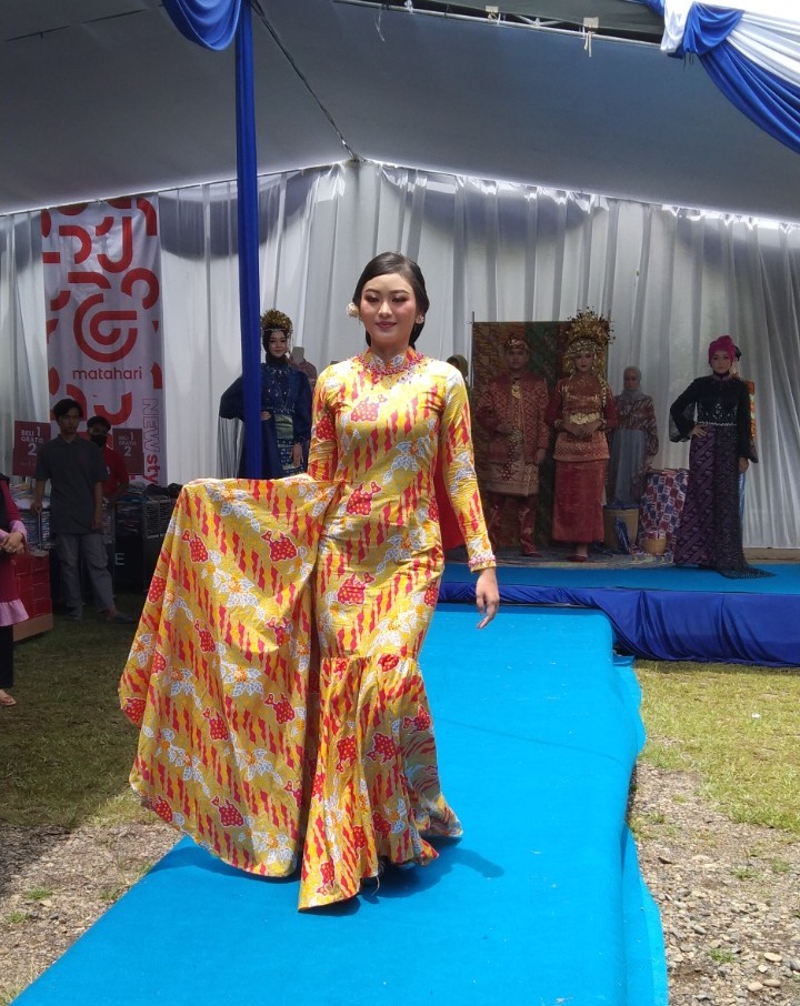 KEREN! Lewat Fashion Show Kenalkan Pakaian Bermotif Ciri Khas Kabupaten Lahat
