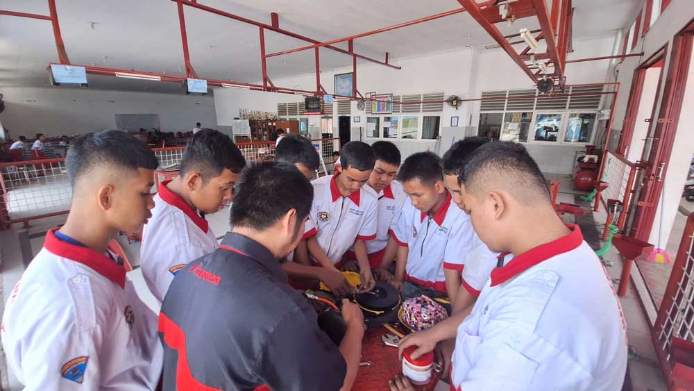 Jurusan TBSM SMK Negeri 2 Palembang Siap Hadapi Dunia Industri