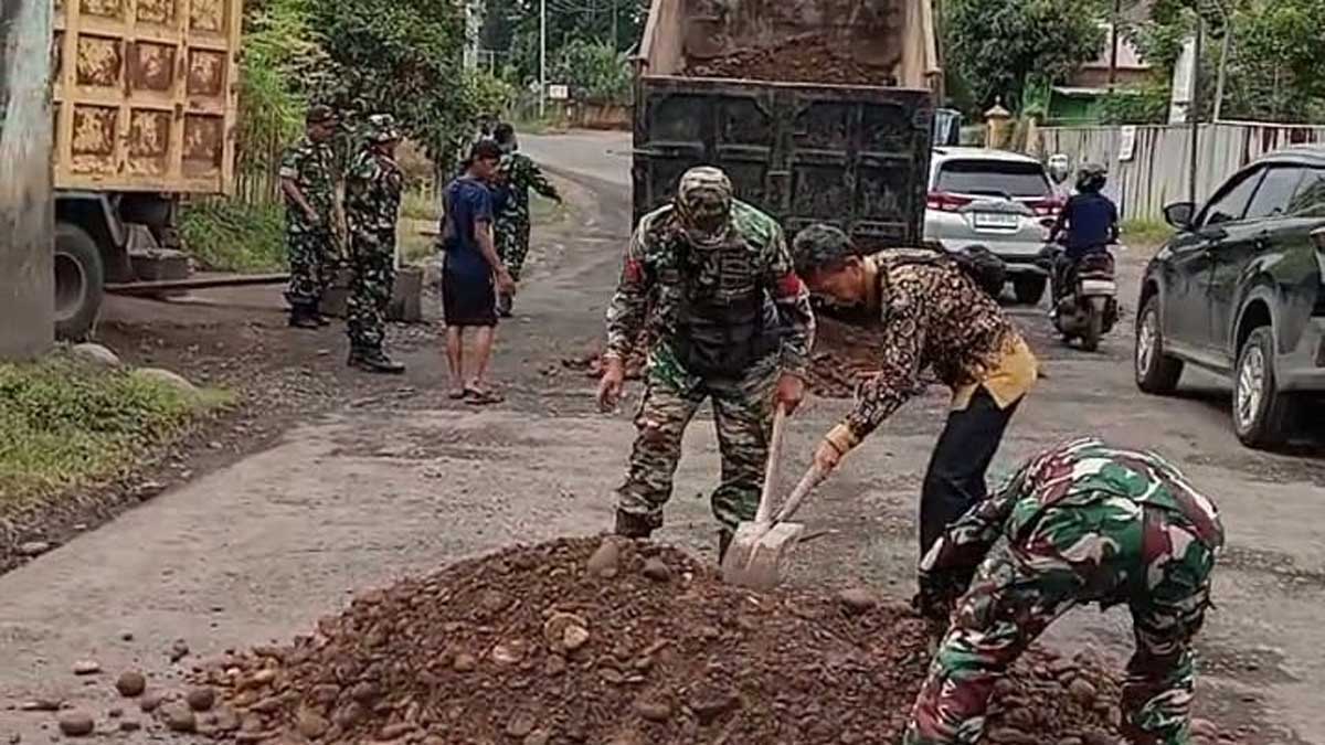 Amankan Jalur Mudik Lebaran 2026, Koramil Merapi Inisiatif Timbun Lubang di Jalinsum Lahat