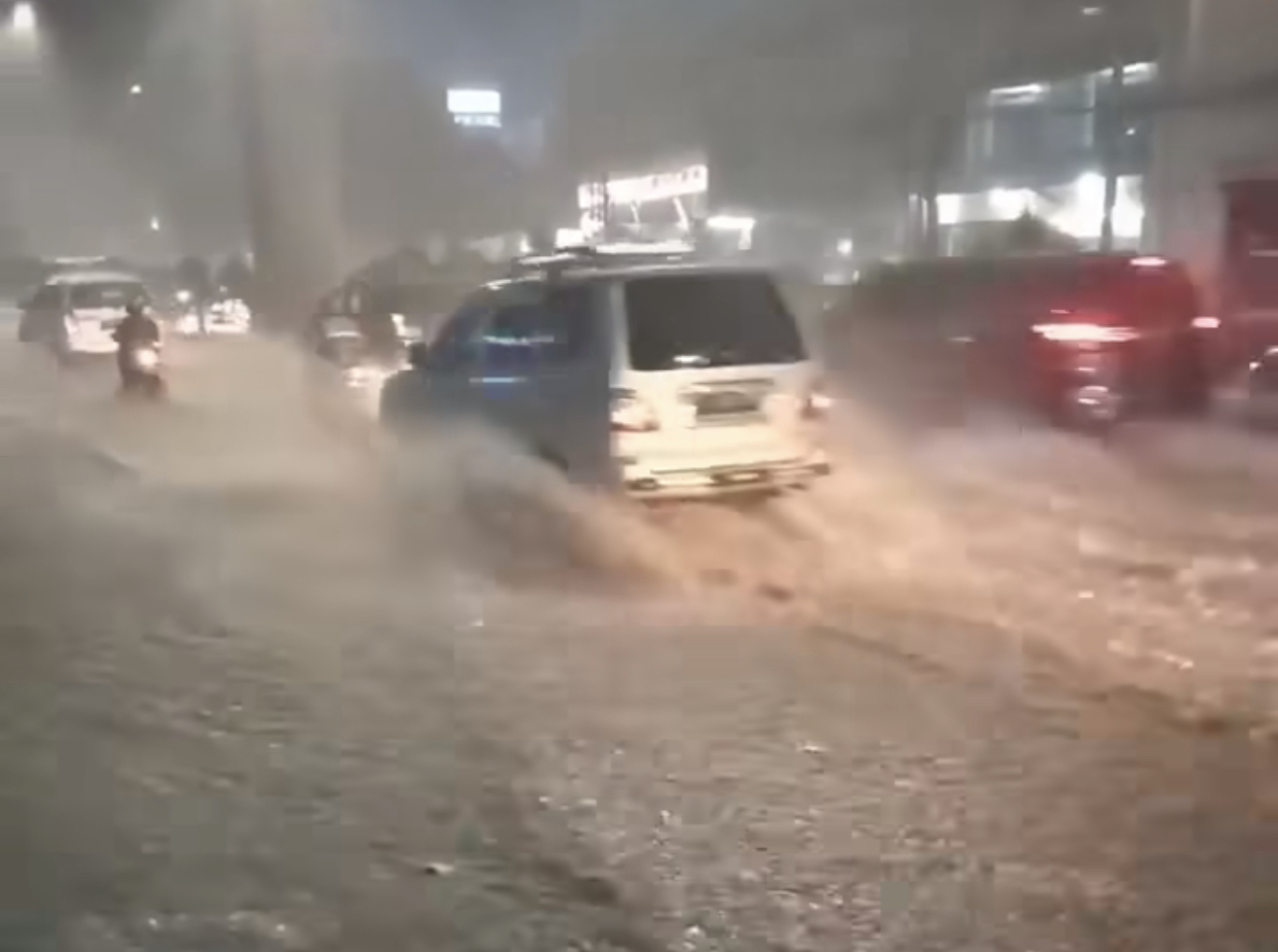 Palembang Hujan Deras, Jalan Kolonel H Burlian Macet Parah 