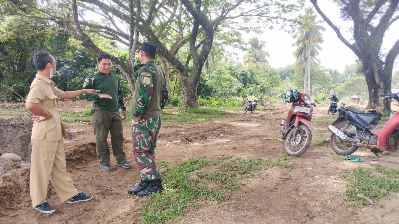 Personel TMMD ke 115 Dampingi Perwakilan Dinas PUPR Cek Lapangan