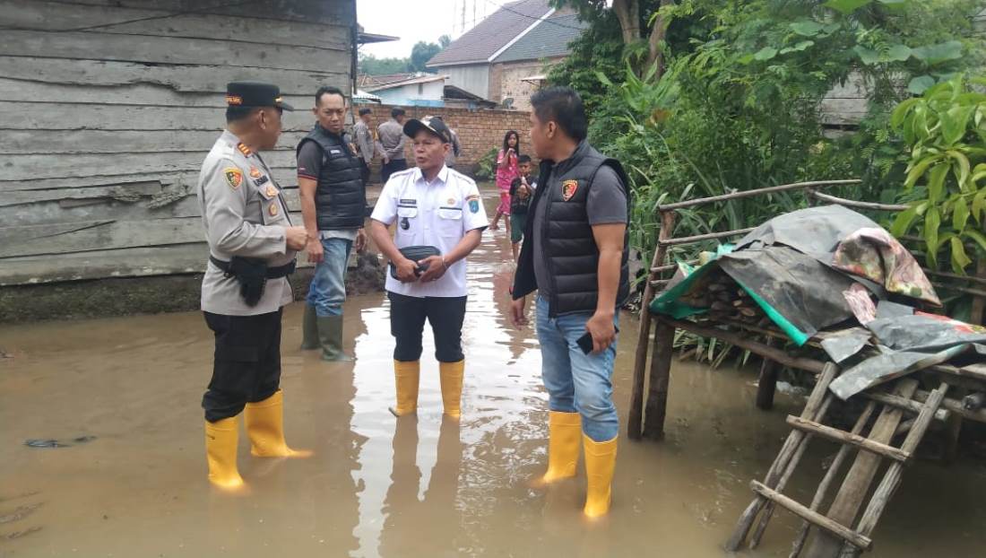Banjir di Tebing Suluh, Polres OKI dan Polsek Lempuing Beri Bantuan Warga Terdampak