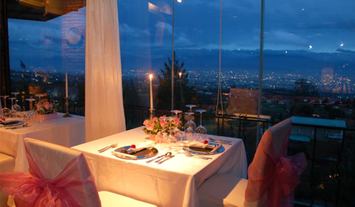 5 Tempat Makan Romantis di Bandung Cocok Banget Ngerayain Valentine Bareng Pasangan