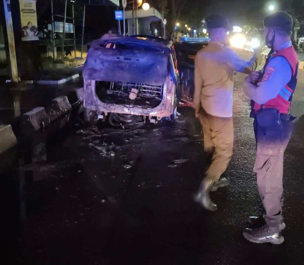 Korsleting Listrik, Mobil Avanza Terbakar di Depan SPBU Alex Noerdin Palembang