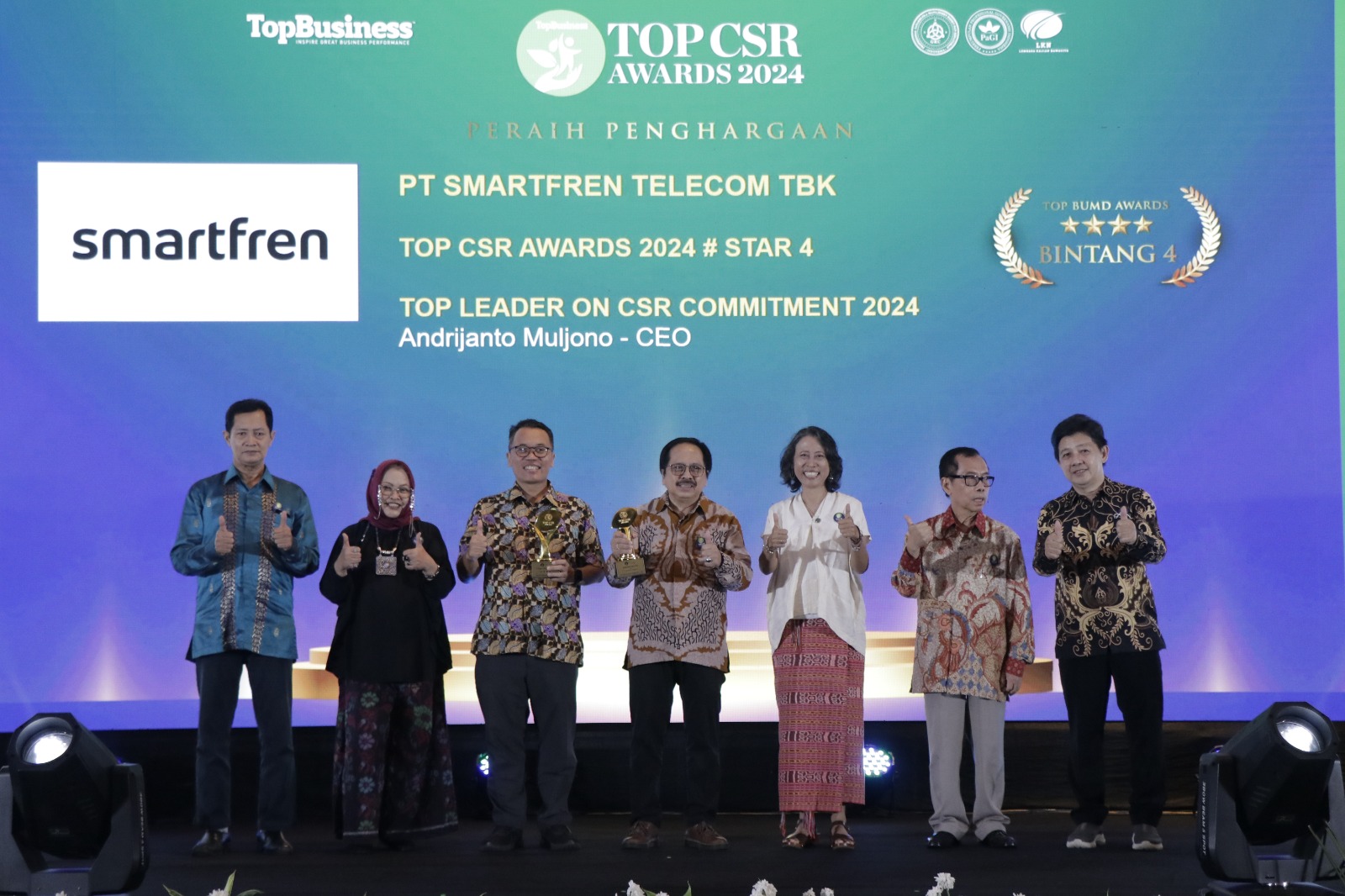 Fokus Berdayakan Digital Berbasis Komunitas, Smartfren Sabet Penghargaan TOP CSR Awards 2024