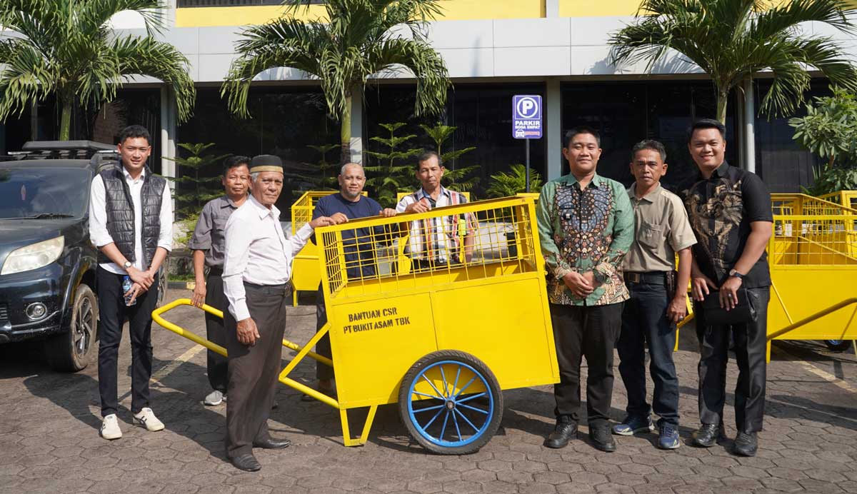 Dukung Kebersihan Lingkungan, PTBA Serahkan 9 Unit Gerobak Sampah untuk Warga Ring 1 Kertapati