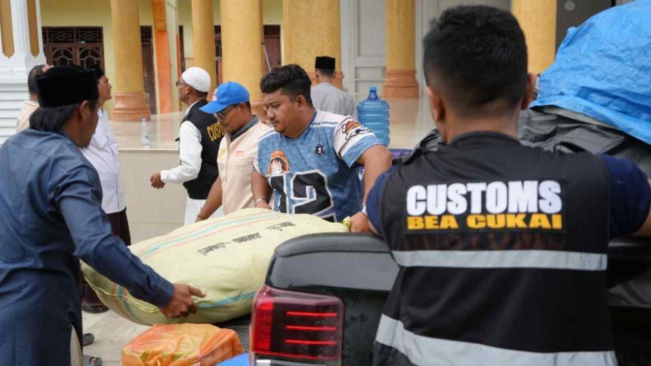 Salurkan Bantuan Kemanusiaan, Relawan Bea Cukai Sambangi Dayah Waled Lapang