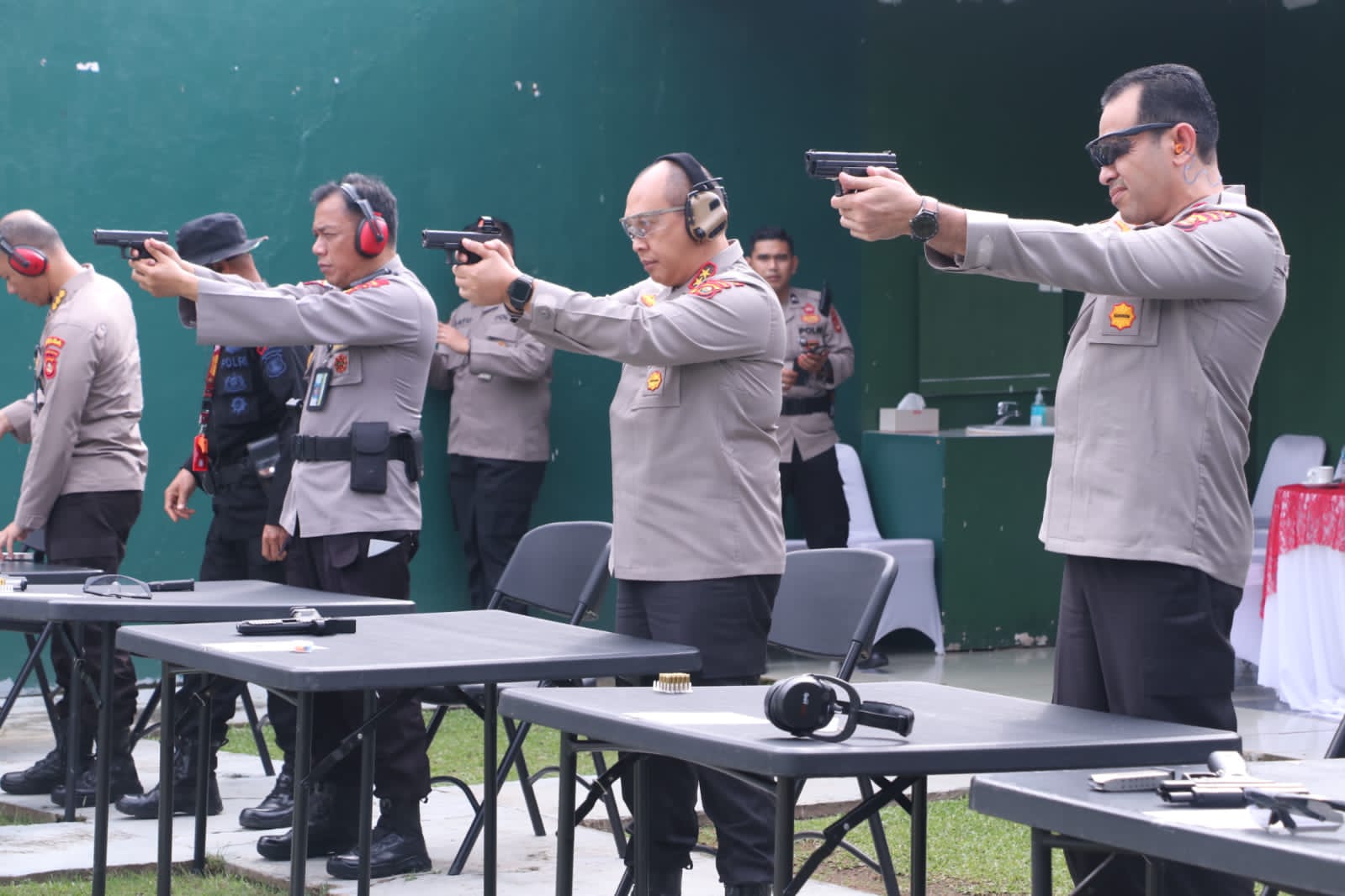 Kapolda Bersama Wakapolda Sumsel Kompak Latihan Menembak