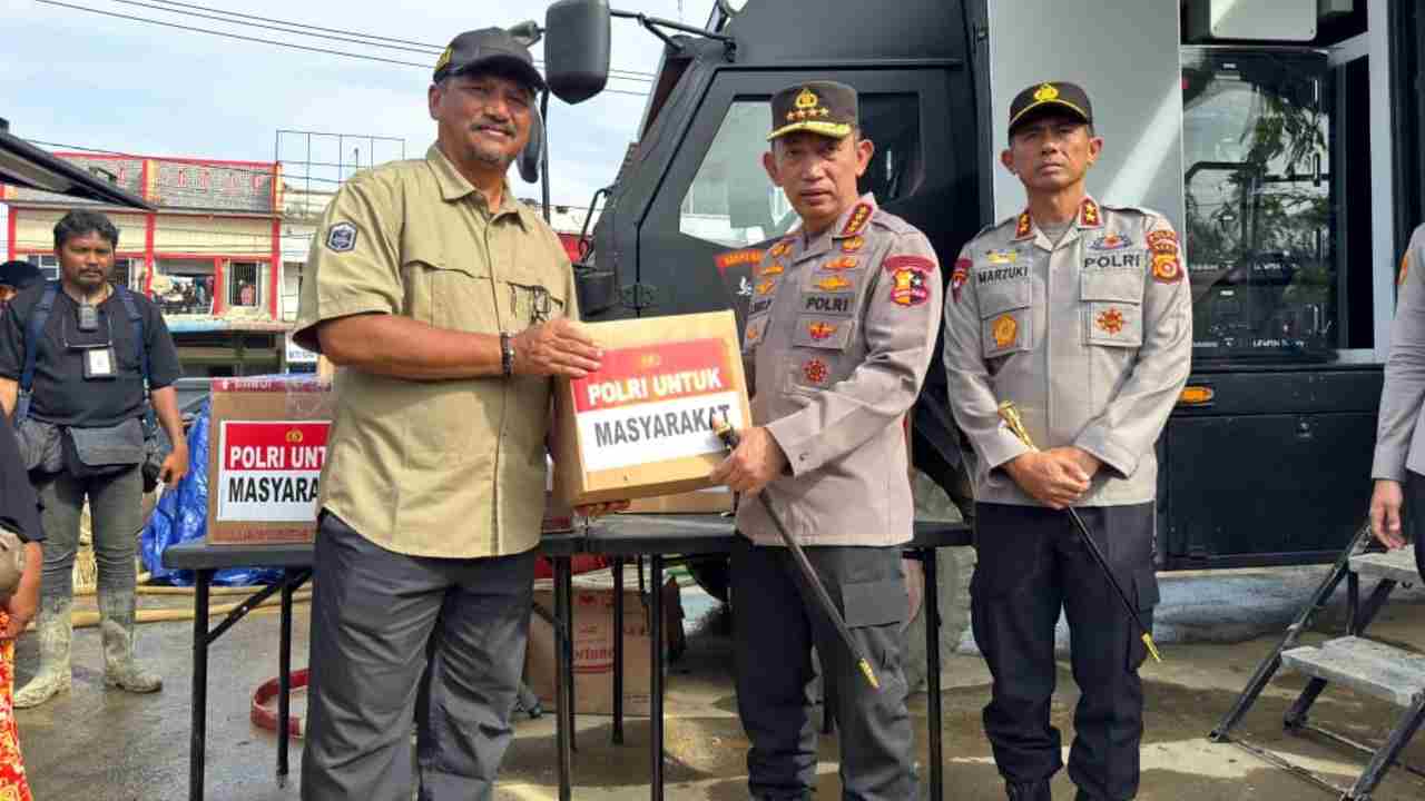 Kapolri Tinjau Posko Pengungsian di Aceh Tamiang, Salurkan Bantuan ke Korban Bencana