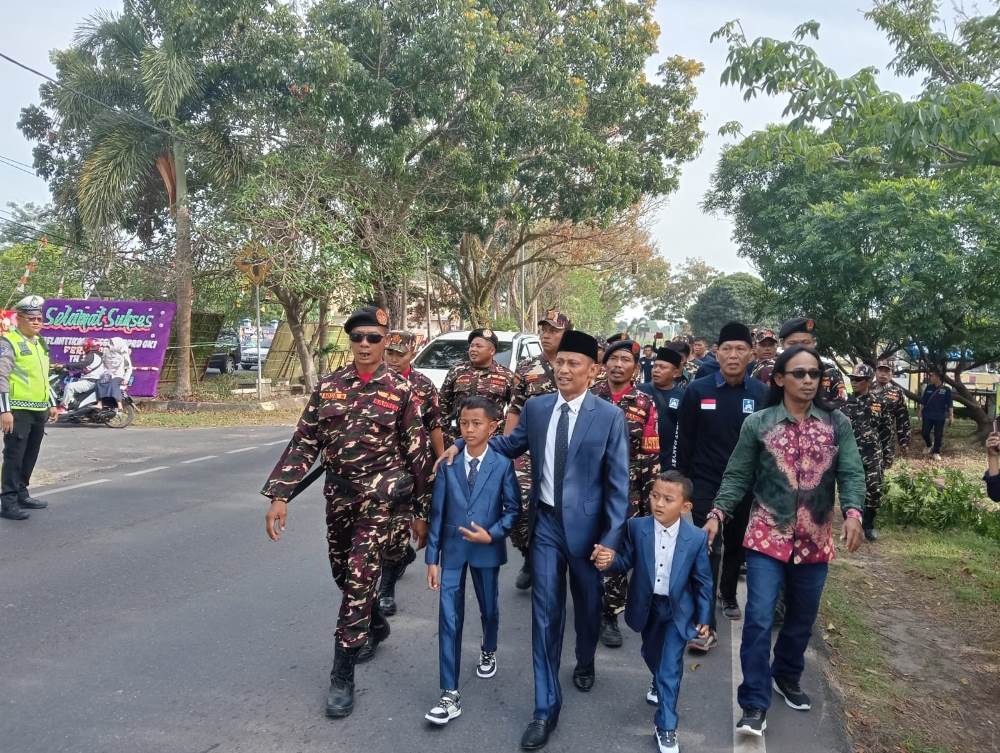 Diarak Jalan Kaki Menuju DPRD OKI, Budiman: Masyarakat Air Sugihan Ingin Merasakan Jalan Aspal