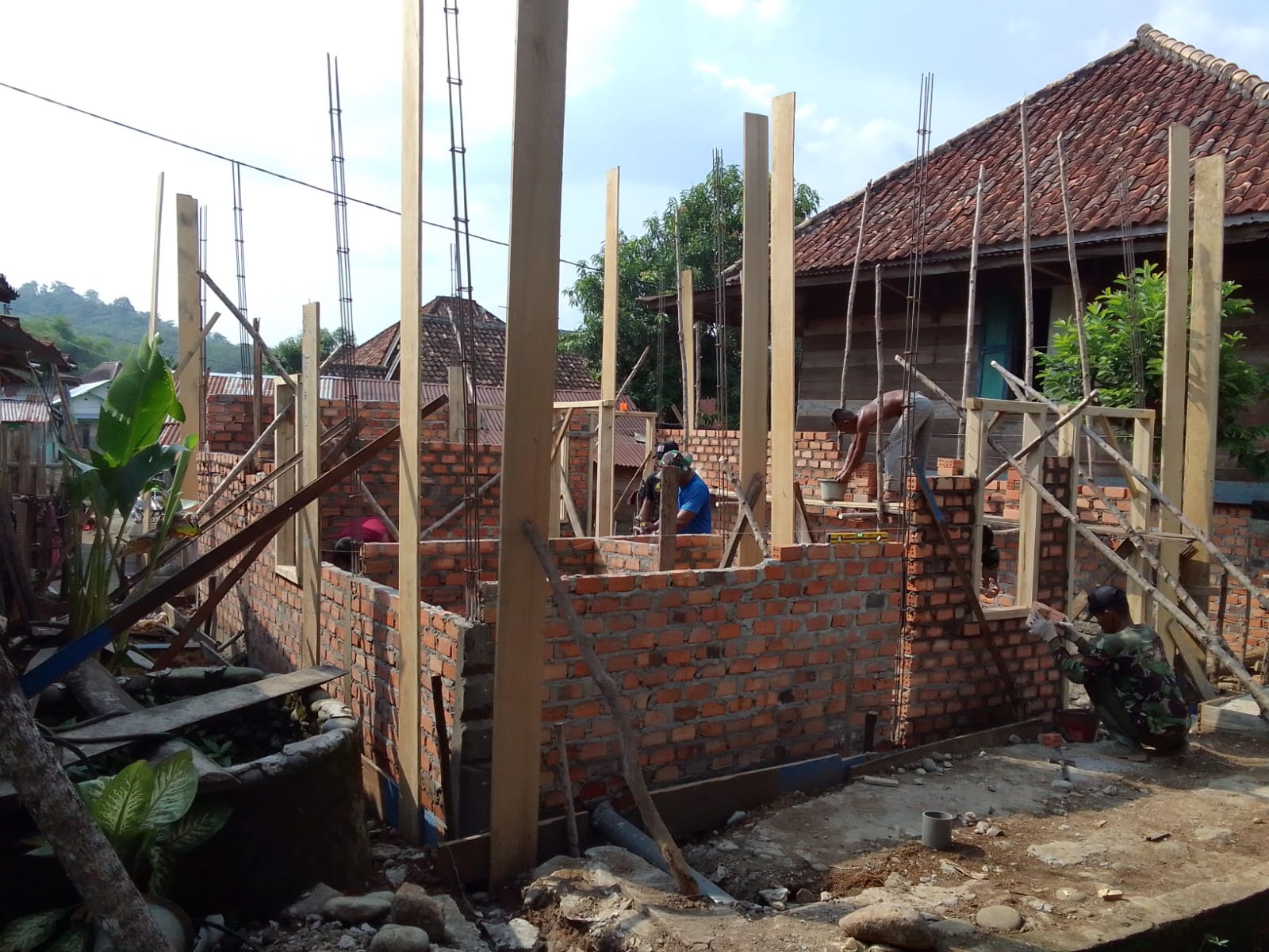 Rumah Nenek Ratna Hampir Selesai Dikerjakan
