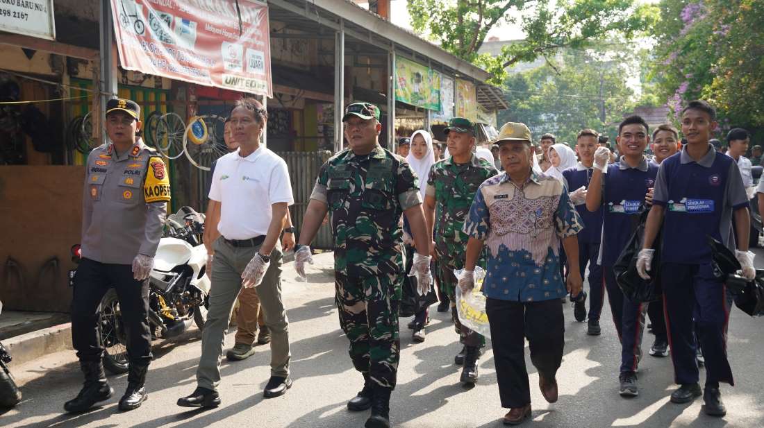 Baksos Jelang HUT TNI, Kodim 0402/OKI Bersih-Bersih Pasar Rakyat