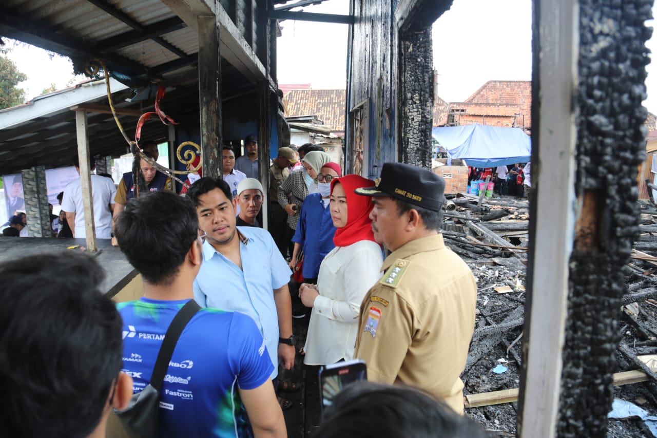 Ketua PMI Sumsel Ajak Anggota DPRD Sumsel Tinjau Kondisi Korban Kebakaran Lorong Siliwangi