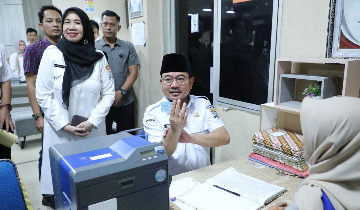 Proses Cepat! Wawako Palembang Pastikan Penggantian KTP Rusak Hanya 10 Menit