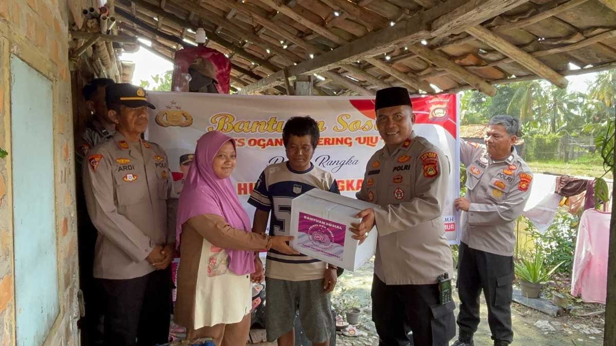 Sasar Lansia dan Warga Kurang Mampu, Kabag Ops Polres OKU Timur Pimpin Langsung Pembagian Bansos