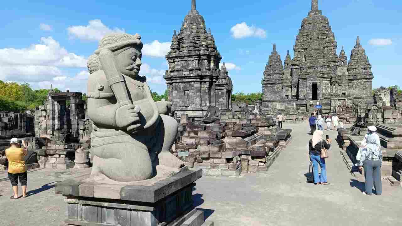 Menelusuri Candi Sewu: Dari Arca Penjaga hingga Arsitektur Mandala