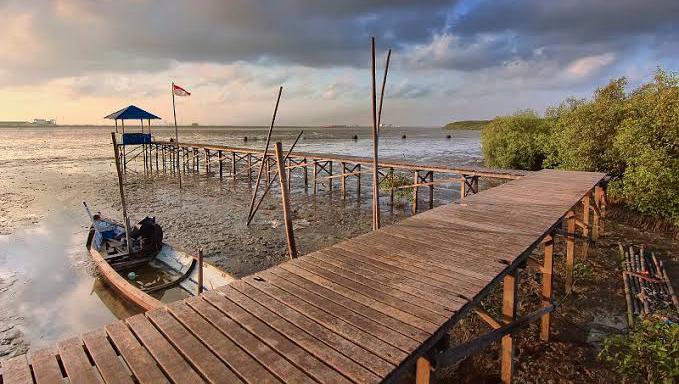 8 Objek Wisata Paling Populer di Gresik, Nikmati Pemandangan Pantai yang Indah dengan View Senja yang Memukau