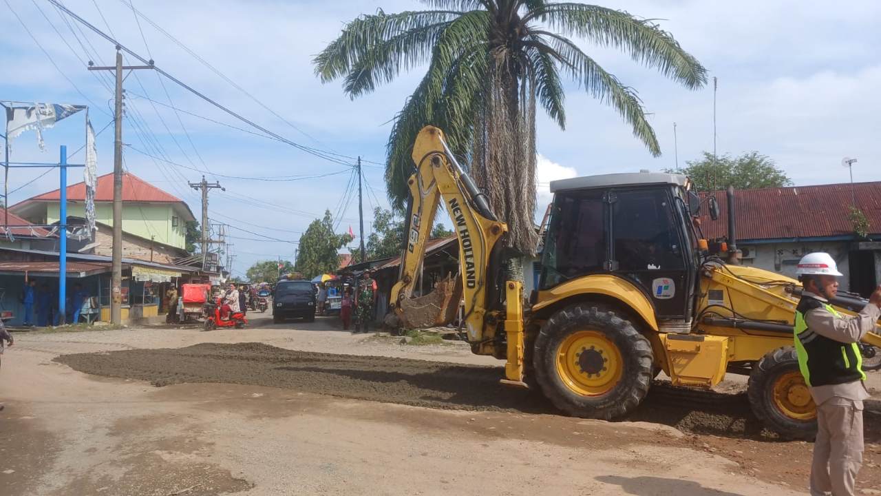 Akses Jalan Warga Rusak, Pertamina EP Pangkalan Susu Gerak Cepat Langsung Perbaiki