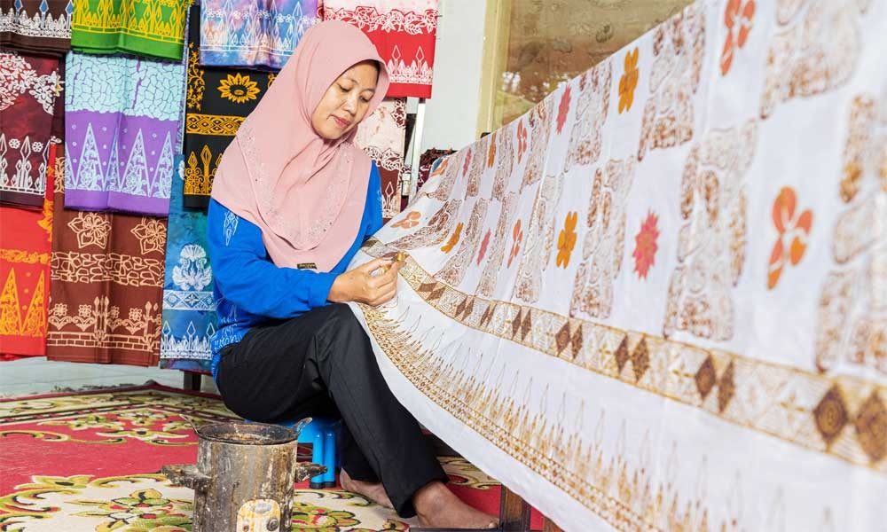 Mitra Binaan PT Bukit Asam Peroleh Hak Cipta Motif Batik Kujur dan Songket Behembang Lingge khas Tanjung Enim