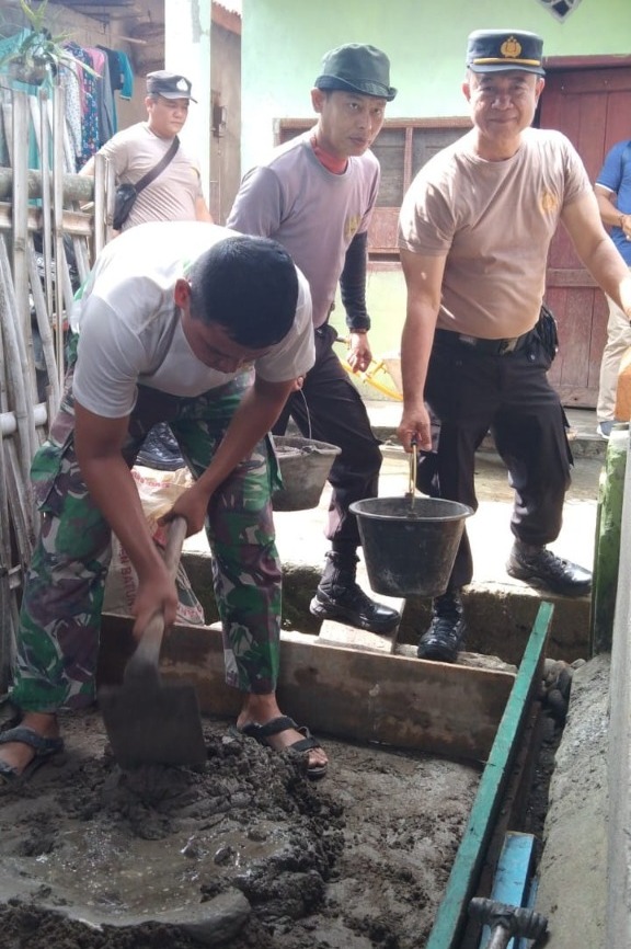 Kapolsek Pulau Pinang dan Anggota Bantu Kerjakan Bangunan TMMD ke 115